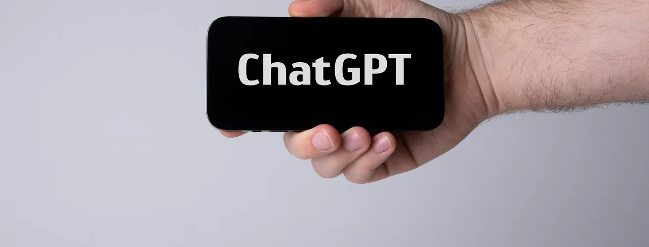 Smartphone showing ChatGPT – the difference between AEO and GEO